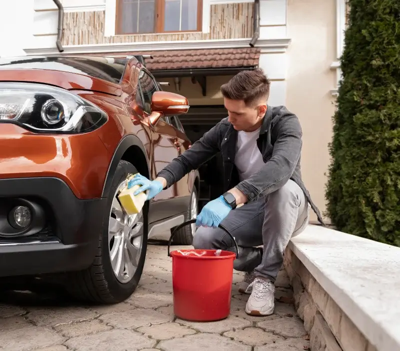 Lavage auto à domicile Saint-Berthevin : professionnel intervenant sur un véhicule
